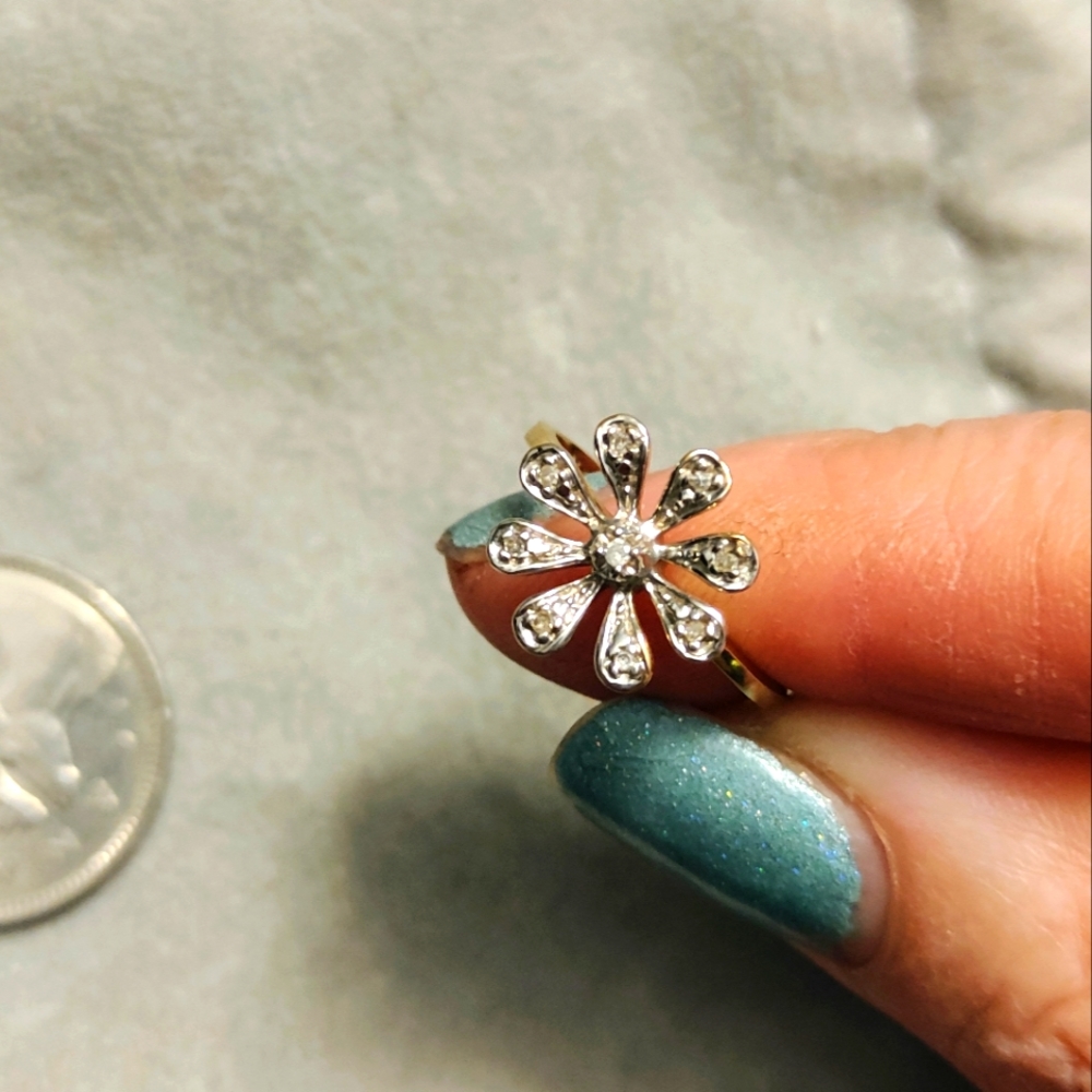 Diamond chip flower ring